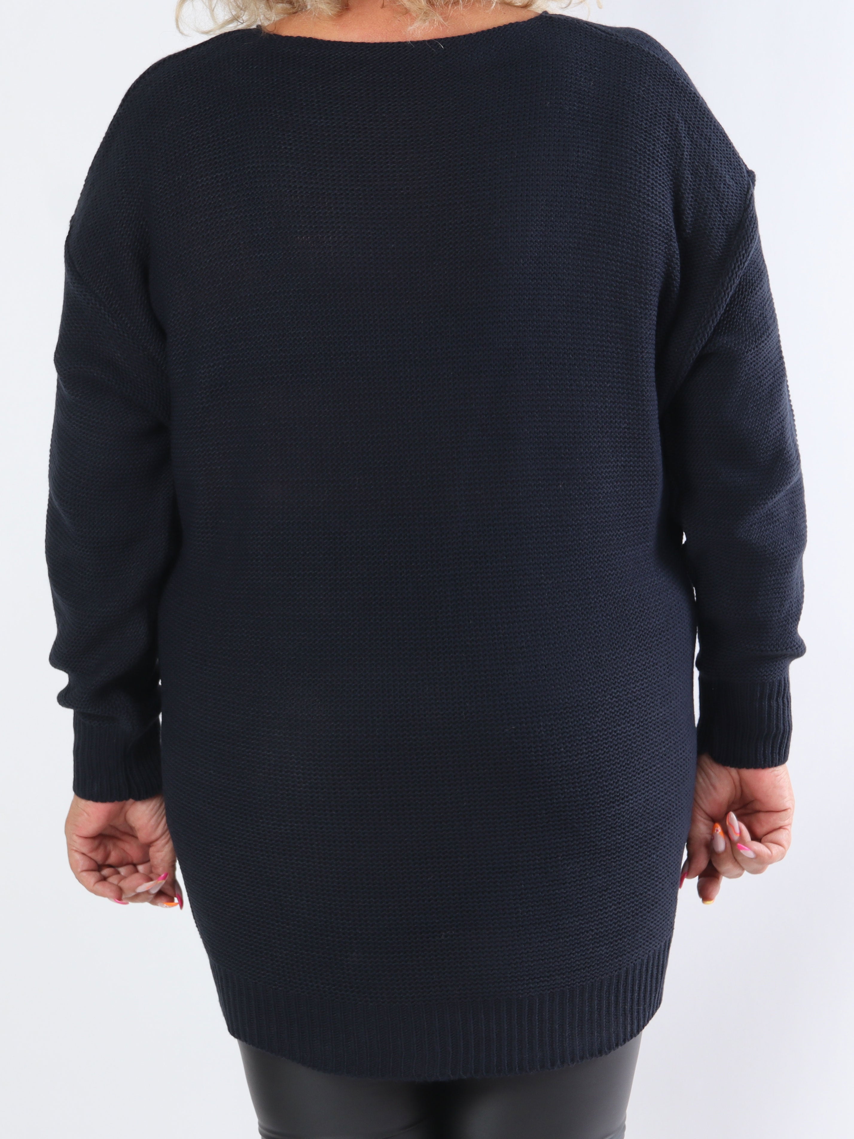 Annalise - Stickad klänning i plus size med hjärtfront